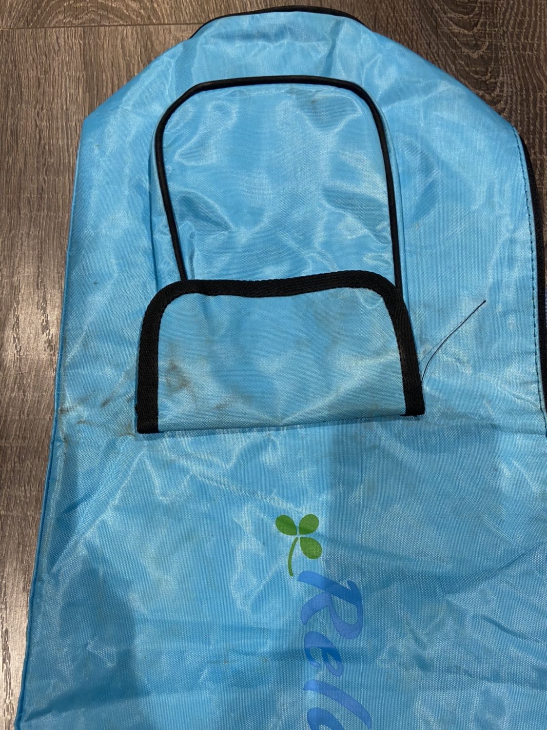 950 mà mang cho cái túi đựng thế này. Nhàu nhăn nhúm, chỗ nào cũng bẩn, như giẻ lấy từ trong kho. Đựng thảm trong cái túi này đi tập có còn đáng giá  đồng tiền bỏ ra không. Thật sự rất tệ. Đã mua hàng trên tiki nhiều lần. Luôn hài lòng, tin tưởng tiki. Chỉ lần này là không chấp nhận được. Để nghị tiki đổi trả cái túi này, chứ tôi không thể ôm nguyên cái thảm không đi tập đc! Thảm thì bị lõm 3 chỗ (biến dạng). Quá buồn tiki lần này. Đề nghị đổi trả.