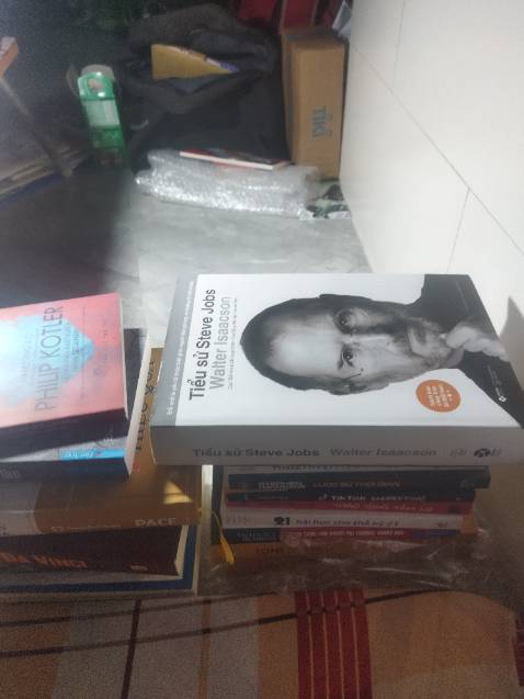 Đang đọc nửa đêm thấy cuốn quá nên ý kiến cho các bạn cùng biết. Steve quả thật có khá khứ thật đặc biệt dù mới đọc xong chương 1 nhưng thấy nó rất cuốn hút về câu chuyện