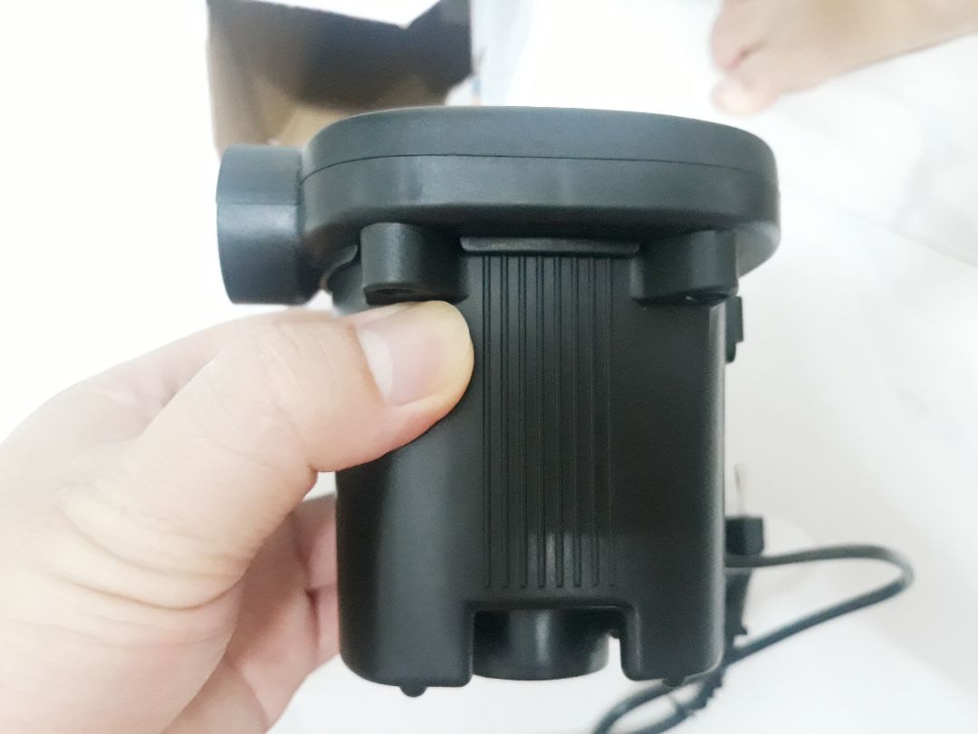 Tặng shop 3* vì tinh thần giao hàng mùa dịch covid, dù dịch nhưng vẫn giao đc, giao nhanh. Còn về sp không đúng mô tả, không đúng model, mình bán sao thì nên nói vậy, nên trung thực mới tồn tại đc. khách cảm thấy hợp lý thì mua, không thì thui. Sp đăng hình 1 loại, giao 1 loại khác, bán không có tâm gì hết. Sp đăng loại công suất lớn 150w, giao loại 50w, đủ phụ kiện. Loại bơm thực tế nhận đc giá rẻ hơn loại trên sản phẩm đăng . Bơm yếu nhưng cũng bơm đc nhưng hơi lâu, bơm phao nếu bơm qua van thì không ổn lắm, gỡ van ra mới mạnh. Do sp giá trị nhỏ nên để dùng chứ cũng k muốn đổi trả. Tiki nên tăng cường kiểm soát nhà bán, mặc dù có khó khăn nhưng thanh lọc để ngày càng có nhiều khách !!