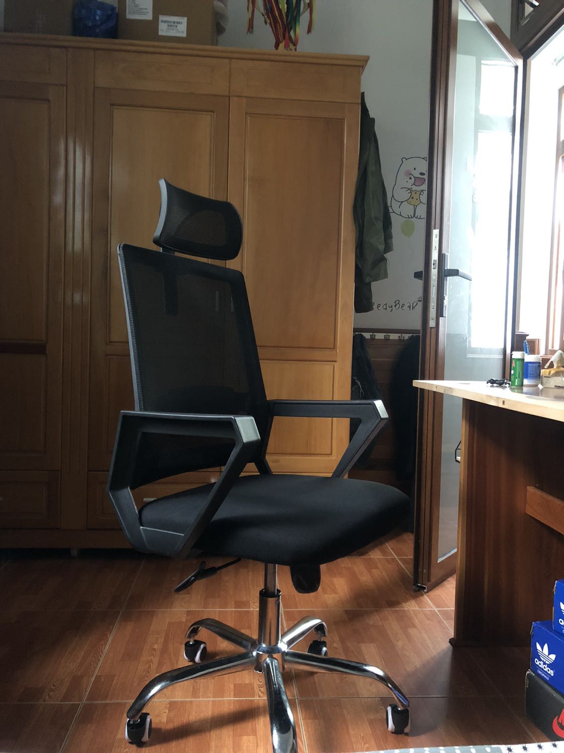 Khá thất vọng vì chân ghế bị trầy xước mất mĩ cảnh dù đã bọc nilon mấy vòng. Riêng phần ốc vít chỗ mặt ghế vì không khớp với miếng kim loại nên không vặn vít đc. Ko biết sau này có rụng rời ra hay không nữa. Trước khi bán ghế shop ko lắp thử hay sao vậy?