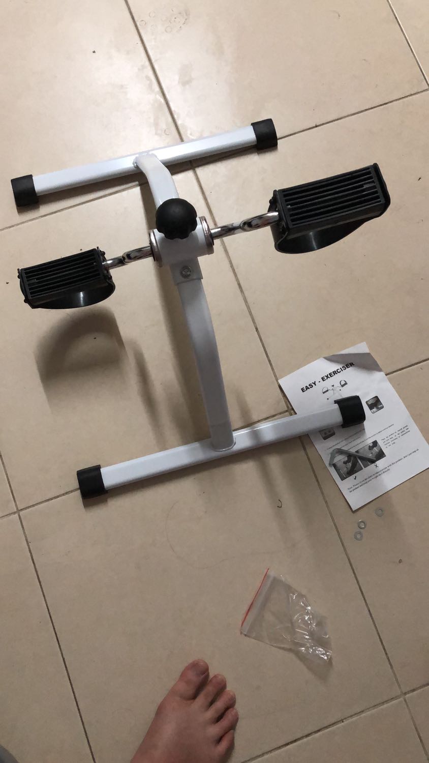 Sản phẩm giao thiếu ốc mình phải lấy ở ngoài gắn thêm vào. Và đây là hình ảnh sp mới dùng đc 1 hôm. Đạp 1 lúc thì thanh sắt nóng lên gây chảy miếng cao su bên hông. Nói chung tiền nào của đó. ? Sản phẩm giao thiếu ốc mình phải lấy ở ngoài gắn thêm vào. Và đây là hình ảnh sp mới dùng đc 1 hôm. Đạp 1 lúc thì thanh sắt nóng lên gây chảy miếng cao su bên hông. Nói chung tiền nào của đó. ?