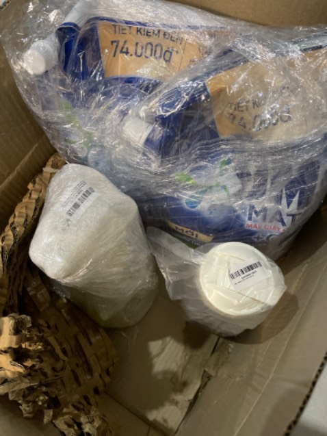 Đóng gói kỹ phết.
Chưa thử cái mùi omo này.
Lọ cif thì dùng ổn quen rồi. Tặng cái bình nước cũng tạm