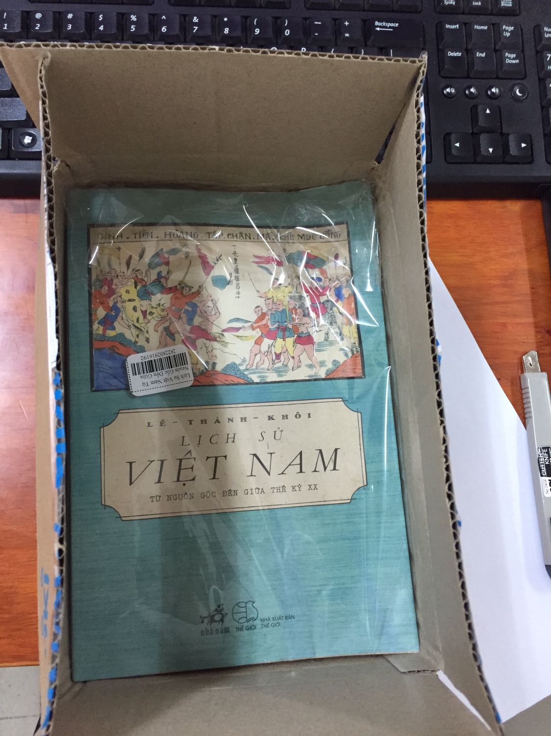 Giao hàng nhanh. Nhưng đóng gói hơi ẩu. Nên chọn cái hộp lớn hơn khổ sách một chút. Hy vọng Tiki rút kinh nghiệm