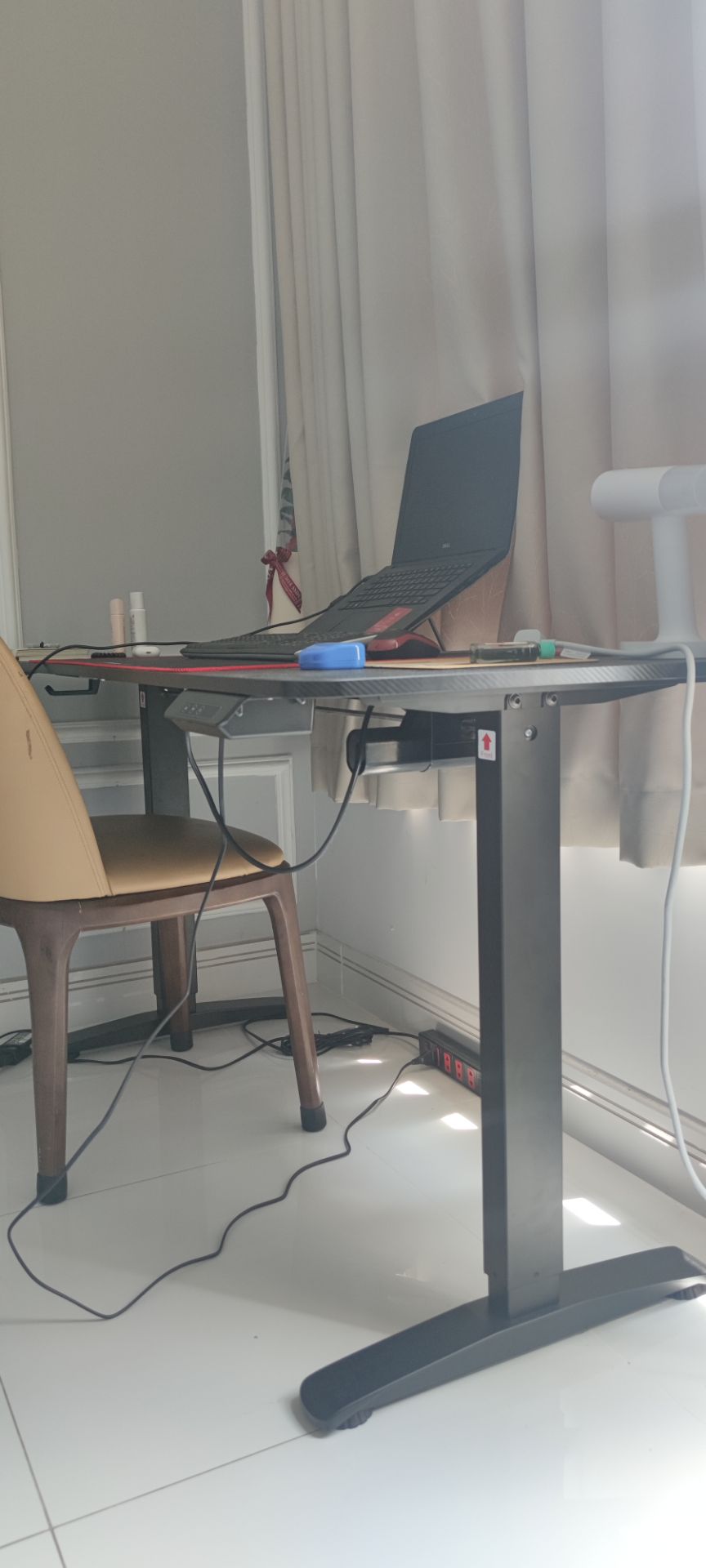 Ưu điểm: nâng lên hạ xuống dễ dàng, có hướng dẫn lắp đặt đầy đủ, bàn rộng rãi để được nhiều đồ, mình thấy khá là ok để làm việc ở nhà.
Nhược điểm: phải vặn vít hơi nhiều. nhà bạn nào có khoan thì sẽ dễ dàng hơn