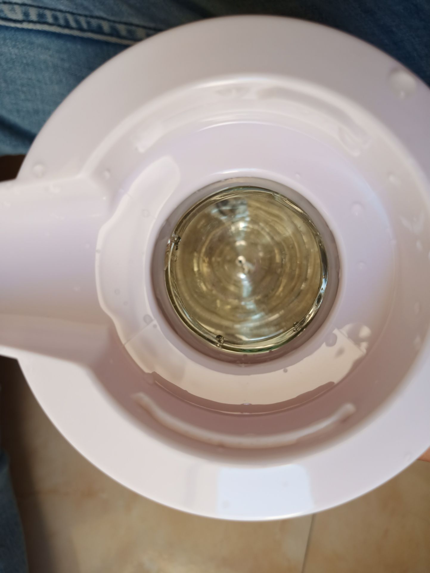 cho mình hỏi, cái gioăng cao su của mình nó chìa hết ra thế này là thiết kế vậy hay riêng cái này bị vậy?