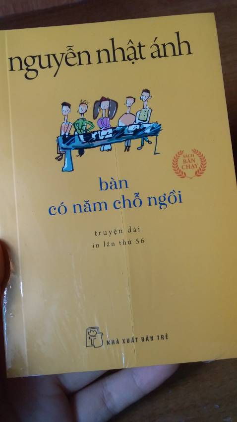 Không bàn về nội dung vởi vì cuốn sách này mình dùng để tặng . Tuy nhiên khá bất ngờ và buồn vì trên bìa sách có vết cắt . Mong TiKi sẽ chú ý hơn trước khi đóng gói sản phẩm ạ