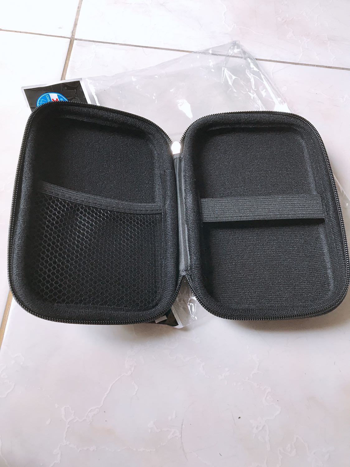 Hộp đẹp, cứng cáp. To hơn mình dự kiến, tưởng chỉ vừa cục sạc dự phòng Anker của mình thôi, không ngờ bỏ thêm được 2 củ sạc điện thoại nữa. Kèm theo cả mớ dây sạc, tất cả vào trong 1, gọn gàng hơn hẳn khi đi làm, đi chơi... Được bảo hành 1 năm nữa chứ ???. Tóm lại là vừa ý