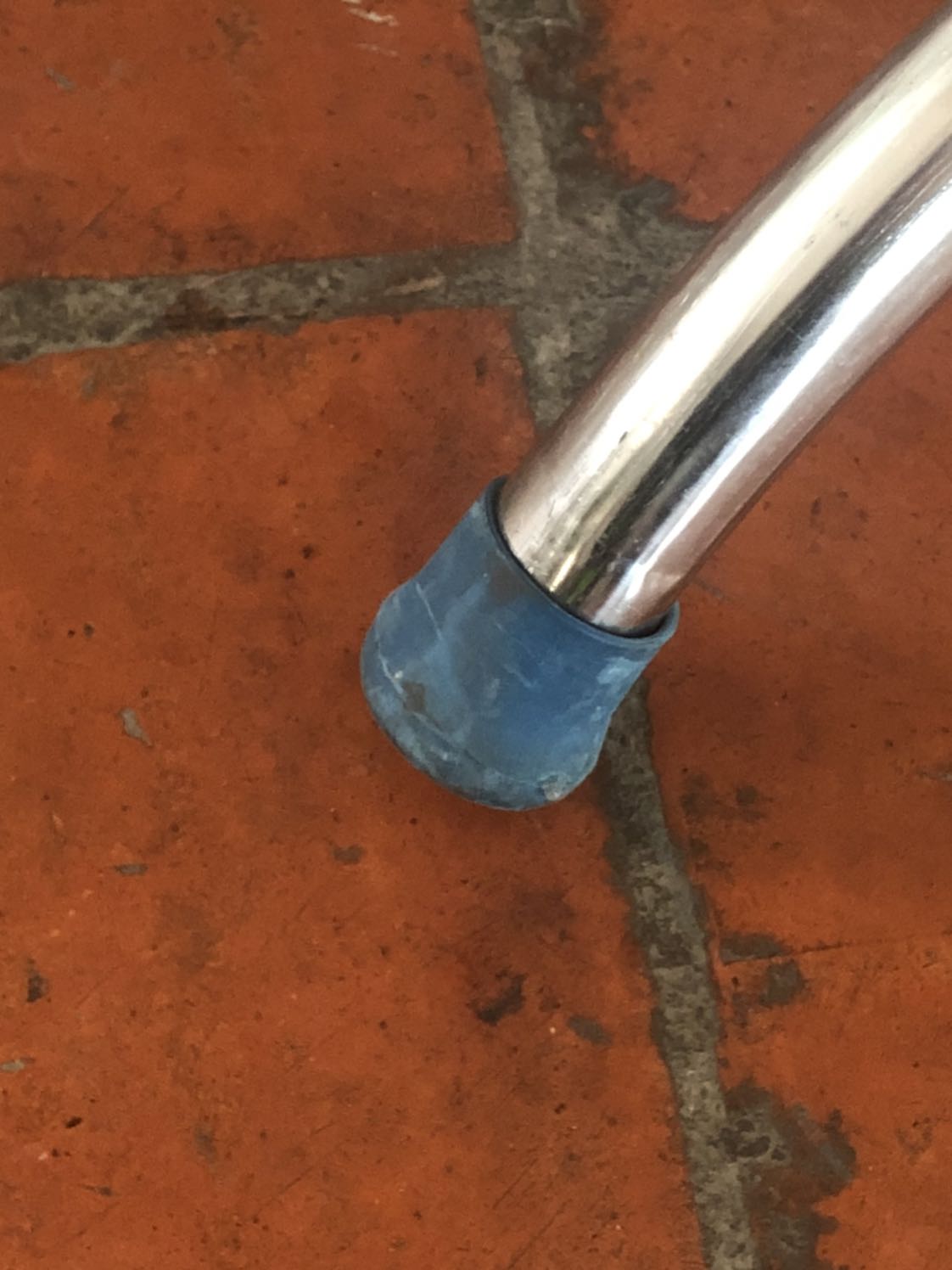 Bàn móp, xước nhiều chỗ, bọc chân bàn là hàng dùng rồi