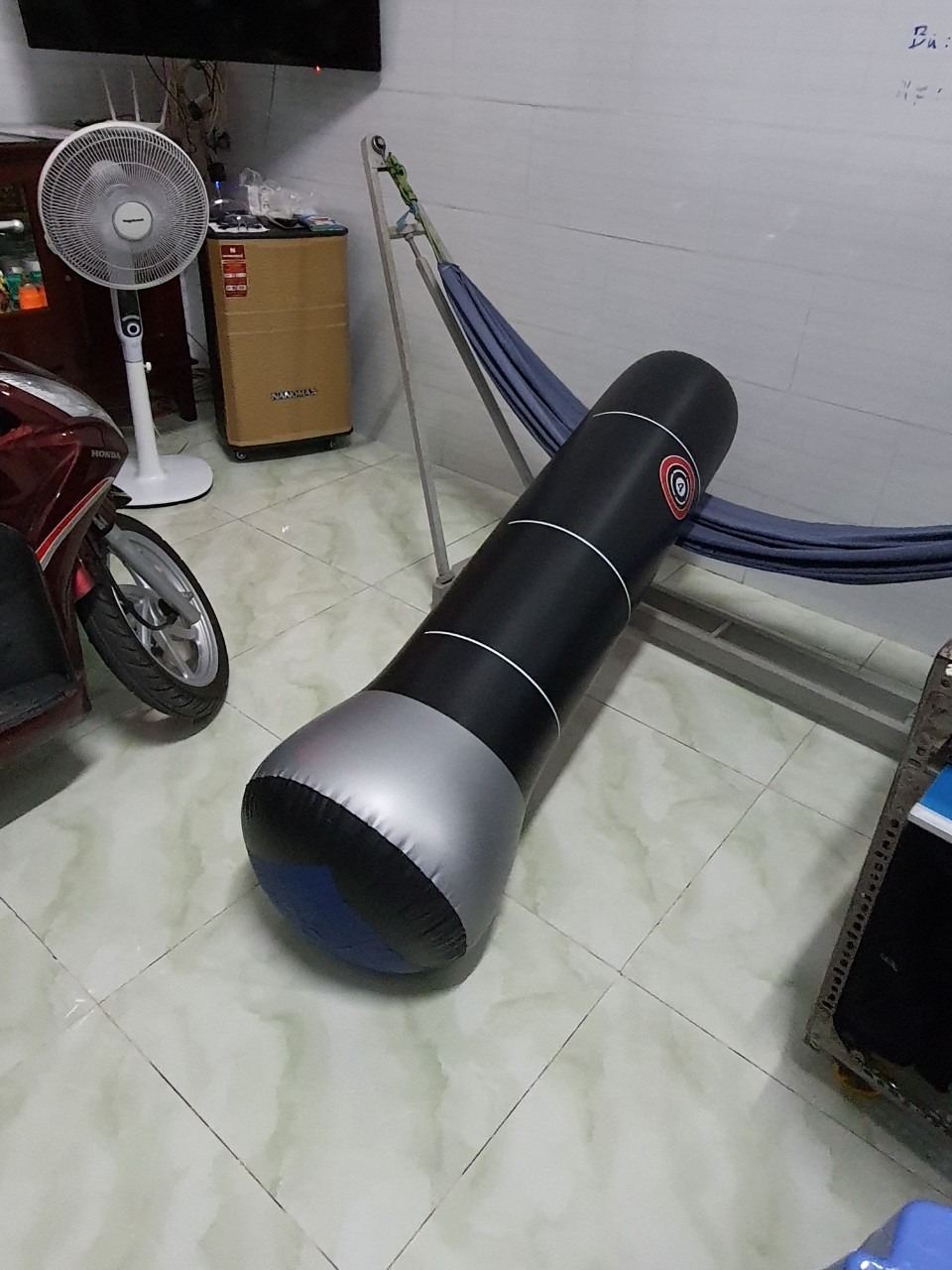 Hình thức sản phẩm tốt, giá trị sử dụng không ổn, do bố trí khu vực để nước không đồng đều dẫn đến trụ đấm bốc không đứng thẳng được,luôn nghiên một góc khoảng 45 độ như hình dưới. không sử dụng được! khi đấm ngã rồi không tự đứng được!