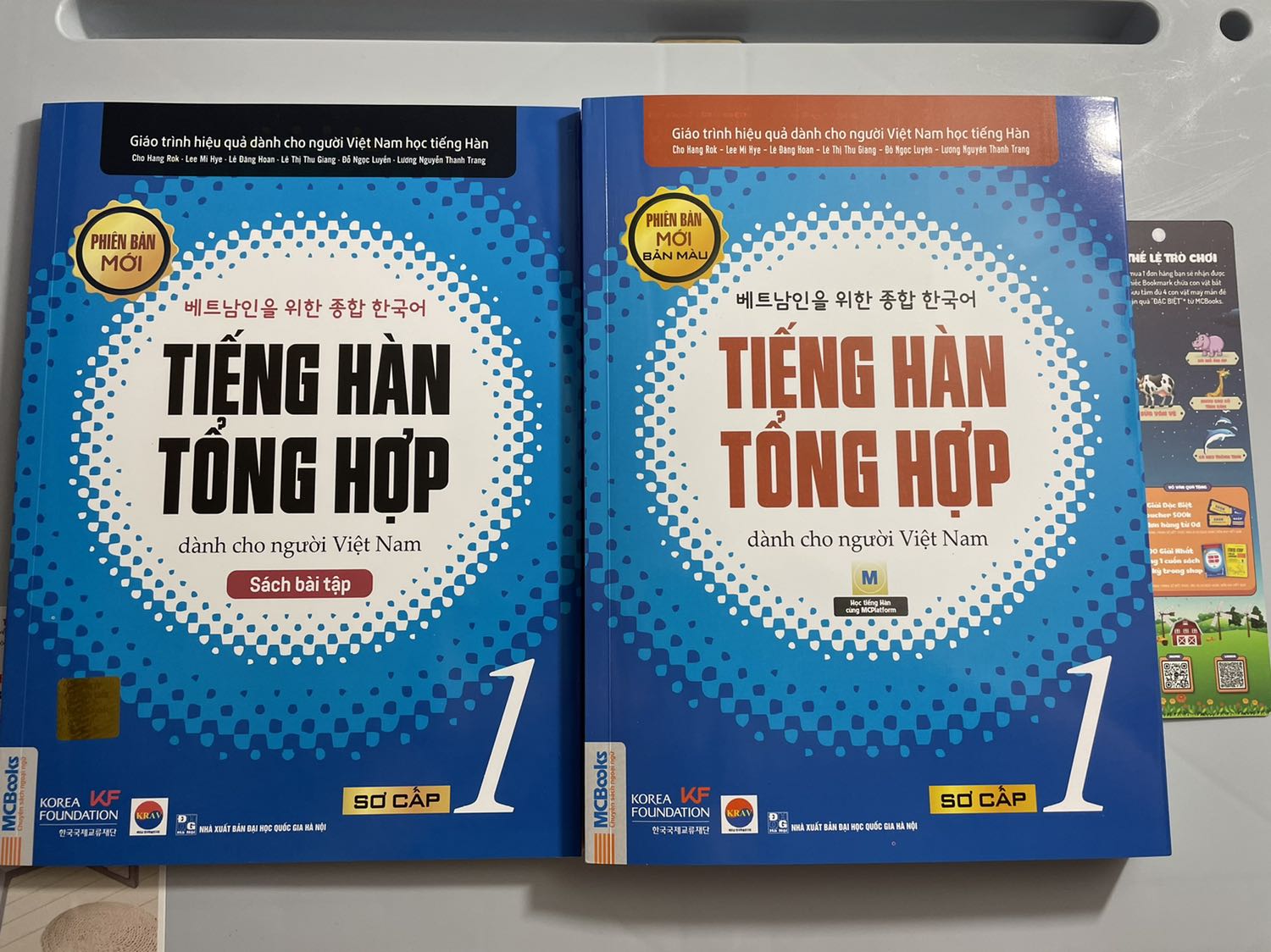 Sách to đẹp, tặng kèm Bookmark dễ thương. Tuy không phải là in màu bóng nhưng cũng rất đẹp, tạo động lực tự học. Sách to đẹp, tặng kèm Bookmark dễ thương. Tuy không phải là in màu bóng nhưng cũng rất đẹp, tạo động lực tự học.