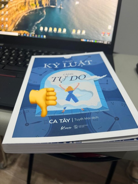 Hình thức sách và giao hàng ổn ko có vấn đề gì. Nhưng nội dung dở và không sát với tựa sách. Cách hành văn lan man như kể chuyện trên 1 buổi talk show. Kể những câu chuyện của bản thân tác giả và những người xung quanh tác giả với cốt truyện và ngữ cảnh nghèo nàn, sau đó đưa ra những lời nói đầy tính giáo huấn mà chắc ai cũng đã được nghe rồi. Khuyên chân thành các bạn không nên mua nếu vì tựa sách. Tác giả vẫn còn mang quá nhiều văn hoá Trung Quốc vào trong sách và thiên về cảm xúc của nữ giới. Nhìn chung sách không đào sâu vấn đề hoặc phân tích cho người đọc thấy và nhìn nhận thấu đáo hơn.