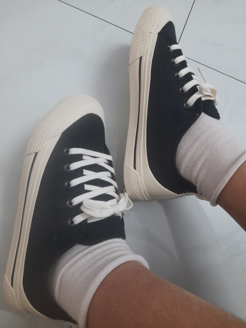 tiki giao hàng rất nhanh. giày đẹp lắm mn nên mua nhaa. tuy nhiên đi giày hơi bị nhấc gót chân nên đi tất cao cổ thì đỡ bị nhấc gót hơn. giày mình mua đúng size đi thoải mái ko chật cx ko rộng. chân 23.5 đi size 37. vải đc may chắc chắn. mong giặt ko bị phai màu