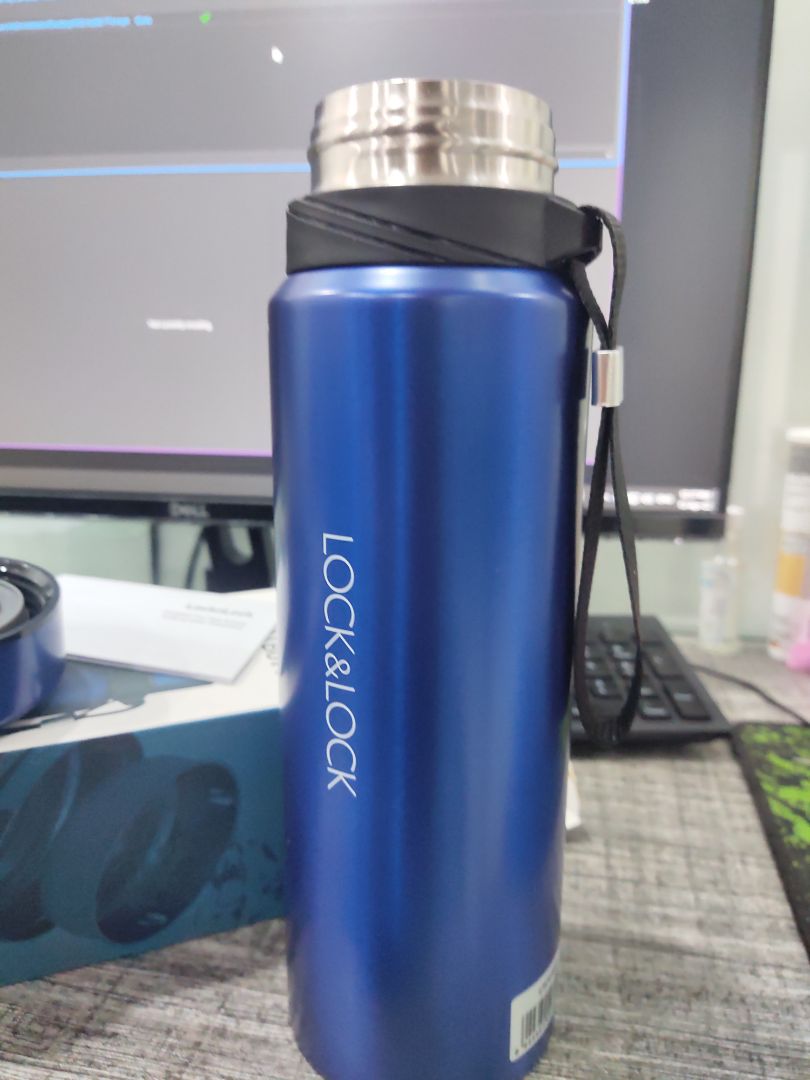 Giao hàng nhanh, gói hàng hơi bị móp, đóng gói sơ sài, không có sốp, hay mút để chống sốc. Hên là nhận hàng nguyê vẹn.... đã sử dụng 3 ngày. để đá từ 2h chiều hôm nay, tới 11h đêm ngày mai, đã vẫn còn nhiều.