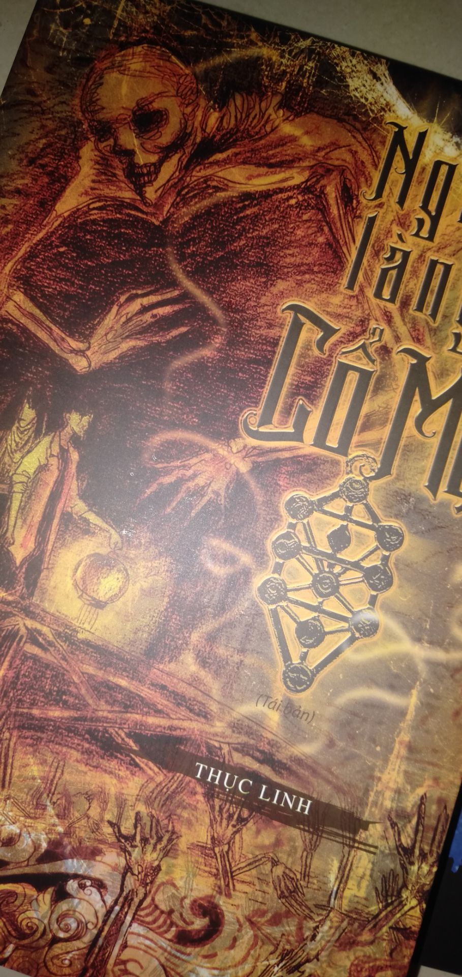 Bản tái bản này xấu dã man luôn ạ:((, gáy dính keo quá trời quá đất, nhưng thôi, ko sao. Mình có bản in đầu có chữ kí tác giả nhưng bạn làm mất r nên mua lại. Nội dung thì hay lắm nhe, Thục Linh là tác giả mình khá yêu thích. Mặc dù t
tên sách là Ngôi Làng Cổ Mộ nhưng thật ra là còn Cầu Vong Phách ở nửa sau nữa, mình đánh giá cao Cầu Vong Phách hơn ạ:v