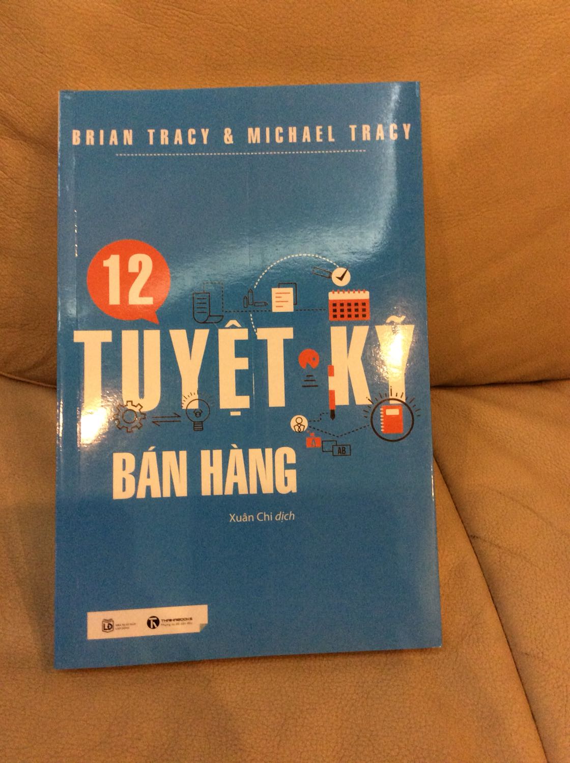 Mình học ngành Marketing nên cũng muốn học hỏi và tìm hiểu về tất cả những gì liên quan đến marketing và dĩ nhiên không thể bỏ qua kỹ năng bán hàng, chưa đọc hết quyển 12 tuyệt kỹ bán hàng nhưng sơ lược nó chứa đựng những tuyệt chiêu bán hàng xuất sắc mà tất cả những ai tham gia vào lĩnh vực bán hàng nên đọc và phải đọc. Những tuyệt kỹ chứa đựng từ những kinh nghiệm đáng quý của Brian Tracy mang đến cho chúng ta. Chúng ta nếu muốn trở thành nhà bán hàng xuất sắc thì hãy đọc để nâng cao kỹ năng, tuyệt kỹ bán hàng để có thể cảm nhận sự cao đẹp của nghề bán hàng!