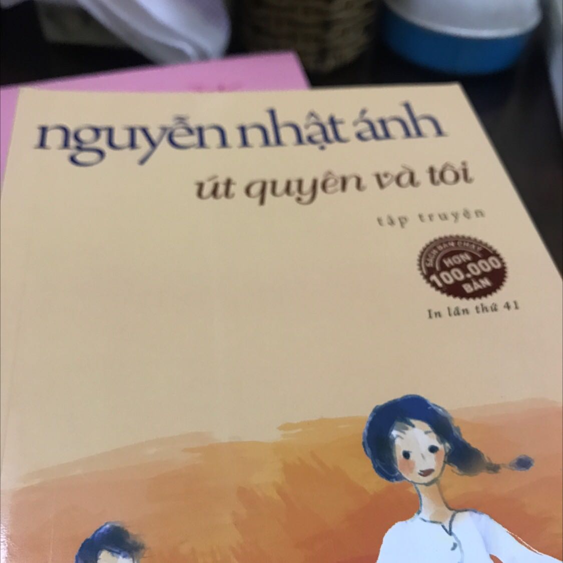 Sách giao khá nhanh nhưng sách có vẻ cũ. Bìa sách bị rách nhẹ, có dấu kẻ ngay bìa, lỗi chữ ngay những trang đầu. Biết là sách sale nhưng mà nhận sách mà thấy bên ngoài có những lỗi như thế này nên mình cũng hơi buồn