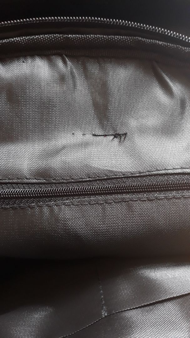 Balo nhìn qua thì ok, da mềm, nhiều ngăn, rộng. Nhưng kiểm tra thì dây đeo bị sút, lật bên trong chỗ sút thì đường may bị lỗi, chần ko đúng. 
Tiki giao nhanh, đóng gói cẩn thận nhưng lần này giao hàng bị lỗi rồi nên ko hài lòng. Mong tiki trước khi giao hàng thì kiểm tra kĩ hơn.