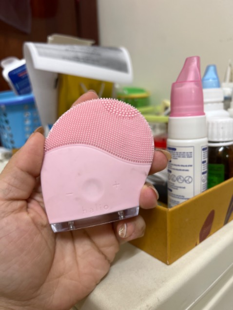 Giờ rửa mặt mà ko có máy ni là cảm nhận ko sạch. Mặc dù mấy chục năm nay rửa mặt nằng tay mà vẫn ổn.
Thỉnh thoảng thấy giống mòn da vì thấy rát.
Nhưng dùng ổn, dùng là nghiện. Nếu máy xịn sò hơn chắc nghiện lắm.