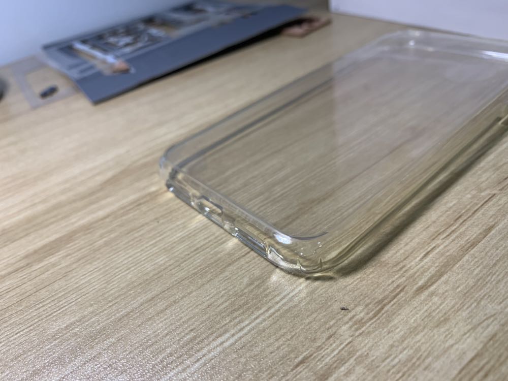 Sản phẩm nhận được không giống như trong hình. Không có chống sốc ở 4 góc. Cũng ko có logo XUNDD ở cạnh ốp