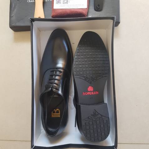 Cảm nhận ban đầu: Rất hài lòng với ngoại quan của sản phẩm, nhìn không khác gì đôi giày Italy tôi đang đi. Da bò thật và đế cao su đúc hy vọng sẽ bền bỉ. 
Shop đóng gói rất chu đáo, trong hộp gồm có: Đôi giày, 1 hộp xi, 1 bàn chải lông, 1 miếng kê gót khi mang giày, 1 khăn cotton cùng phiếu bảo hành và phiếu giảm giá lần sau. SP rất hợp mua làm quà tặng các bạn nhé.