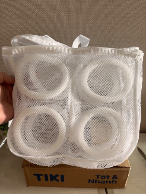 Túi đựng giày để giặt rất tiện lợi và giúp làm vệ sinh giày ở nhà trong máy giặt dễ dàng.