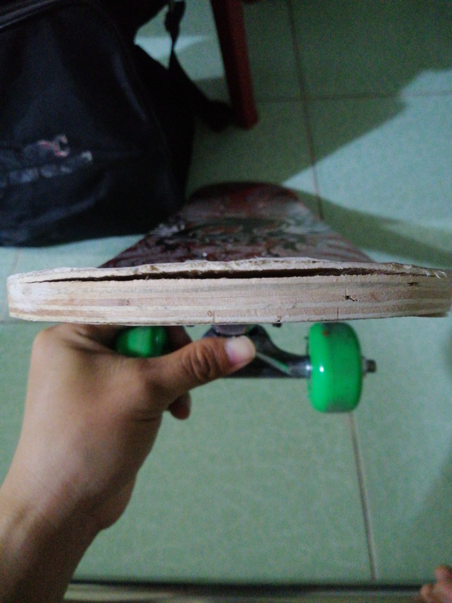 Mới mua, được 1 ngày phần ván ép đã bị hư tróc keo, bông tróc.