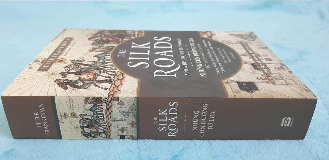 XỨNG TẦM ĐỈNH CAO. 1 thiên truyện về văn hóa, văn minh, lịch sử, địa lý, tôn giáo,triều đại,...Hiếm có quyển nào pha trộn nhiều đề tài như thế mà đọckhoong thấy lan man. Về văn phong thì cực kỳ trôi chảu, súc tích. Mình đọc chậm từng chương một đến giờ mấy tháng chưa xong. Kiến thức dồi dào vô cùng. Rất tâm đắc quyển này luôn.