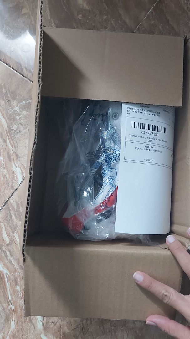 Đặt vành bóng rổ sao giao đôi giầy. Yêu cầu trả hàng