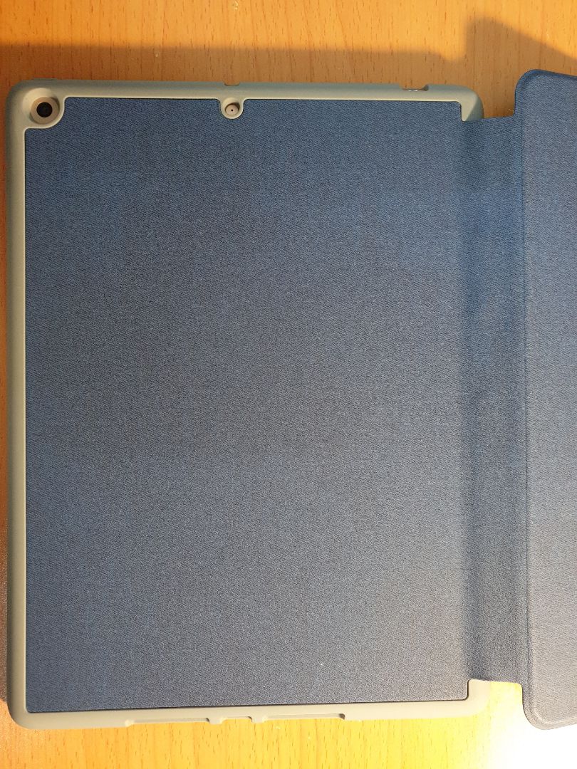 Bao da đẹp, ôm khít với máy. Điểm trừ là khi dựng máy chưa được chắc chắn. Sẽ mua thêm màu đỏ.