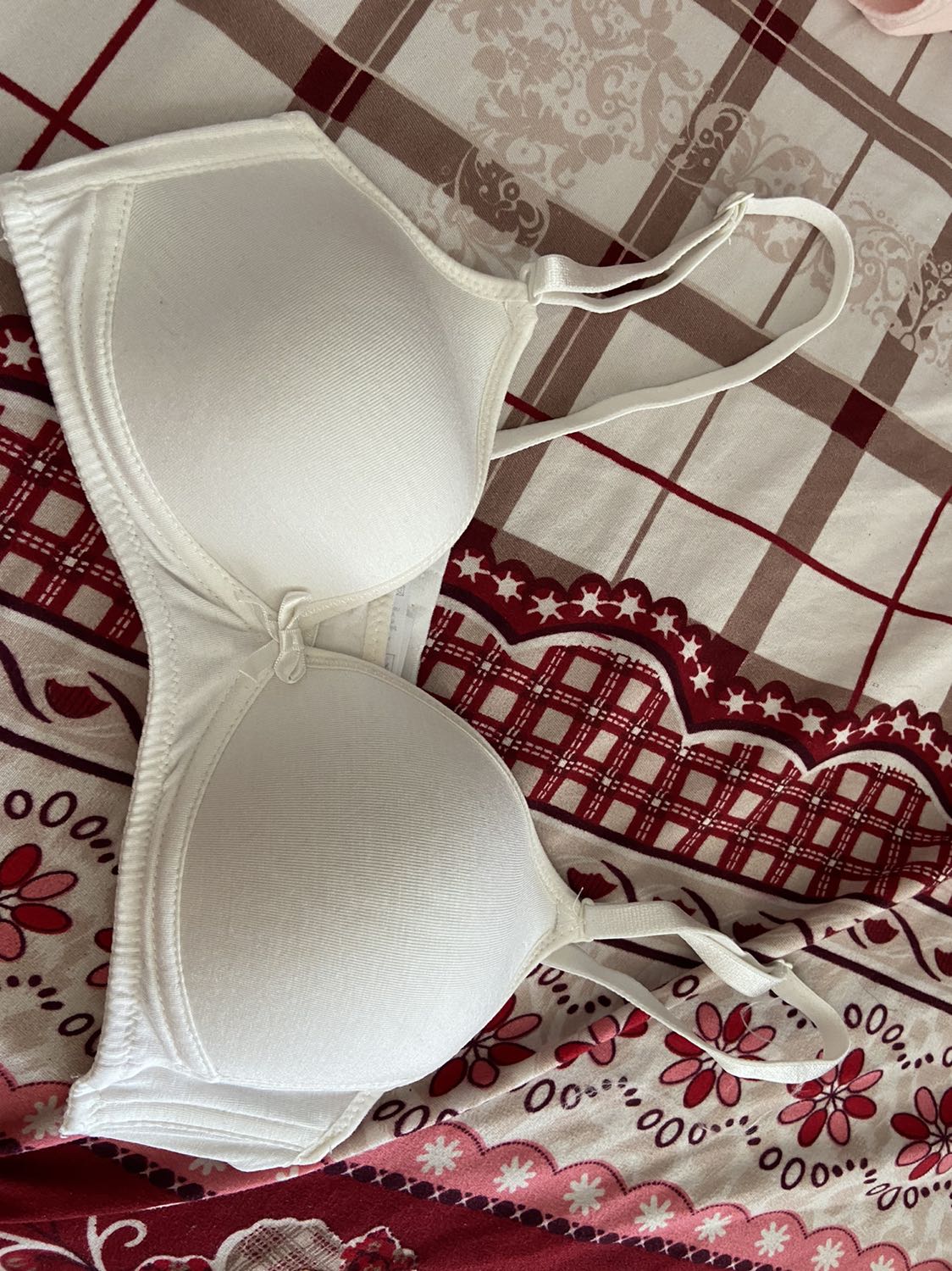 Áo lót hơi mỏng, thích hợp mặc mùa hè. Mình không đánh giá cao sản phẩm nhưng thích cách bán hàng của shop. Mẫu mình đặt đã hết shop đổi qua màu khác kèm theo quà tặng và lời cảm ơn lần sau mua sẽ được giảm giá.