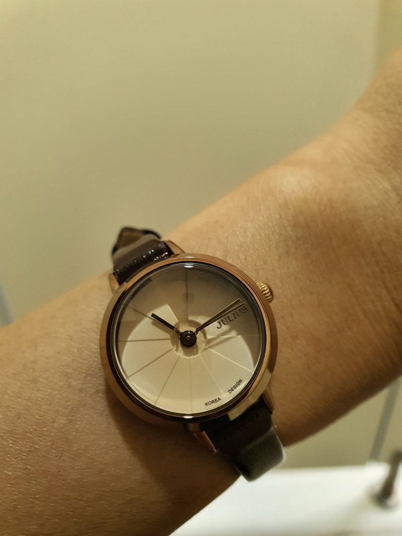 đồng hồ đẹp, sắc nét, nhìn sang và phong cách