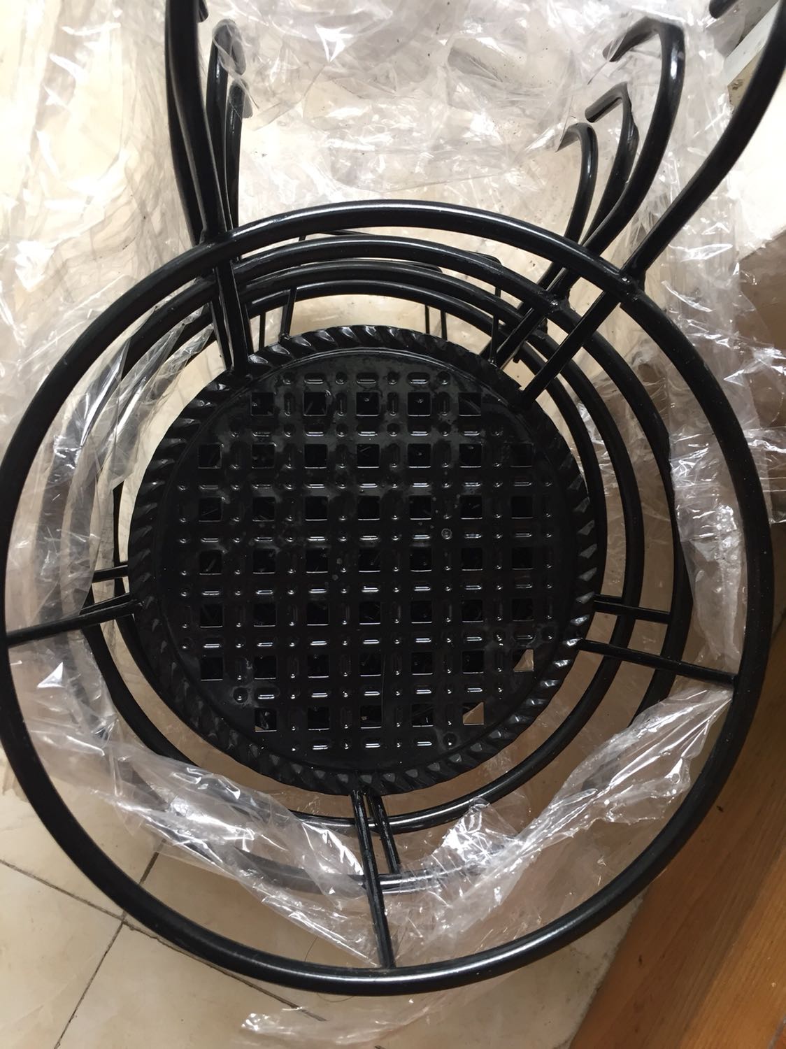 Giỏ như hình! Có điều lớp sơn phía ngoài hơi mỏng, dễ tróc!