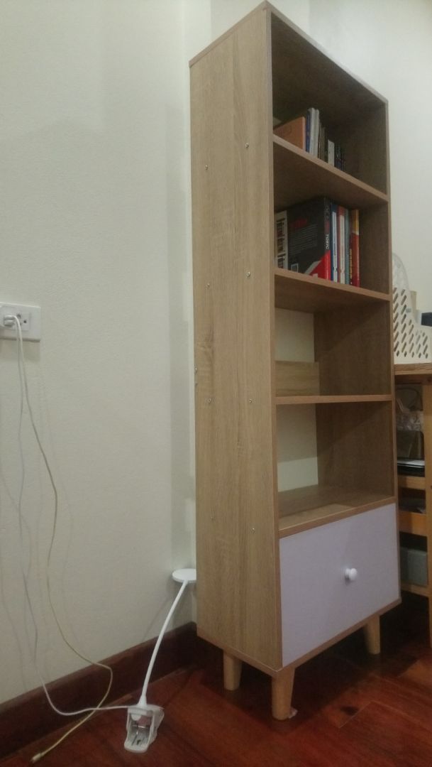 Giao hàng nhanh, bàn lắm ráp lên hình rất xinh, thích hợp để decor phòng, gỗ cũng chắc chắn. Đấy là những điểm được, còn mình chỉ không hài lòng chút xíu ở vài chỗ:
- chân gỗ của tủ kích thước chưa chuẩn lắm, nên bị hơi cập kênh, mình phải chèn giấy vào để cân bằng (như trong hình)
- các miếng vách cắt không chuẩn, mình phải mài đi mới lắp đựơc.
- Ngăn tủ cuối cùng kéo ra kéo vào không được mượt do cách thiết kế lỗ vặn vít ở đấy, nó bị vướng.
Nhưng tổng quan thì với giá tiền như thế, mình cũng rất ưng và thích chiếc tủ này. Cũng khá là đáng mua đấy ạ.