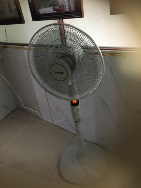 Quạt đẹp và đầy đủ phụ kiện đi kèm nhưng khi chạy thì cánh hơi đảo nhẹ nên tạo ra độ rung lắc nhẹ. Sản phẩm đóng gói kỹ