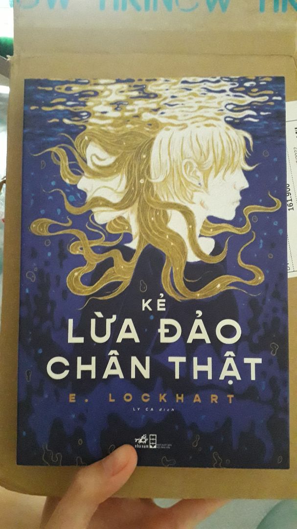 Hình thức: tuy góc sách dính bụi đen nhưng vẫn có thể chấp nhận được, không tới nỗi nào là khó coi. Sách in cách đây 2 năm (in năm 2020) nên việc gáy sách dính bụi là chuyện bình thường, hiển nhiên. Không cần phải quá lo nhé các bạn.

Nội dung: không spoil vì tôn trọng bản quyền và công lao người dịch, với cả mình chỉ mới đọc vài trang :)))) nhưng cảm thấy có nhiều câu hỏi buộc mình phải tiếp tục đọc để khám phá nó.

Sách của Nhã Nam nên cứ yên tâm nhé!