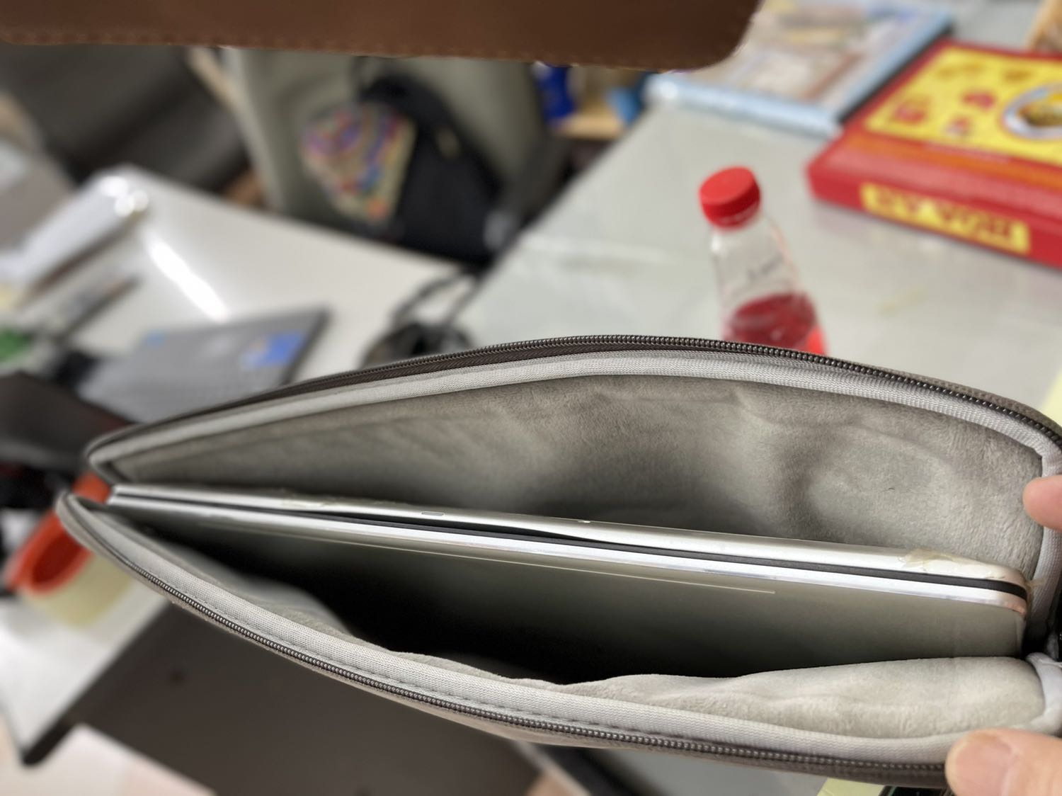 Tốt hơn mong đợi nhiều, kích thước vừa vặn máy tính 15.6 inch, đóng gói cẩn thận, màu đẹp, êm ái, nhẹ, có vẻ chống sốc tốt