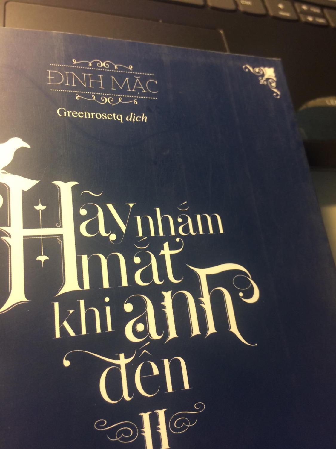 Truyện ngay sau khi được bỏ ra khỏi hộp của tiki thì đã làm cho tâm trạng của mình từ vui sướng hồi hộp và thầm cảm ơn Tiki vì giao hàng khá nhanh thành là thất vọng với khuôn mặt méo xệch. Không thế tưởng tượng được độ xước, bẩn, bám bụi. Nhìn vào cuốn truyện mà thấy sót thương thay cho nó. Nhiều chỗ ở mép cuốn sách còn quăn và rách, trông nhìn như đã mua được mấy năm vậy. Nhìn mà thấy đây không giống sách mình mua ở Tiki mà như mua ở chợ sách cũ vậy. Hay do là từ năm 2018 còn hàng tồn nên bên Tiki gửi cho khách những cuốn cũ như này. Thất vọng