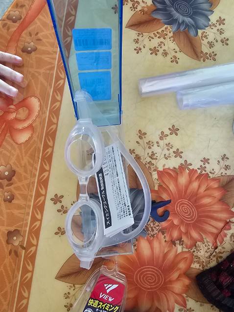 Đơn kính bơi kèm mũ mà ko thấy có mũ, hàng chất lượng mỗi tội ko hài lòng vì ko thấy mũ đâu cả