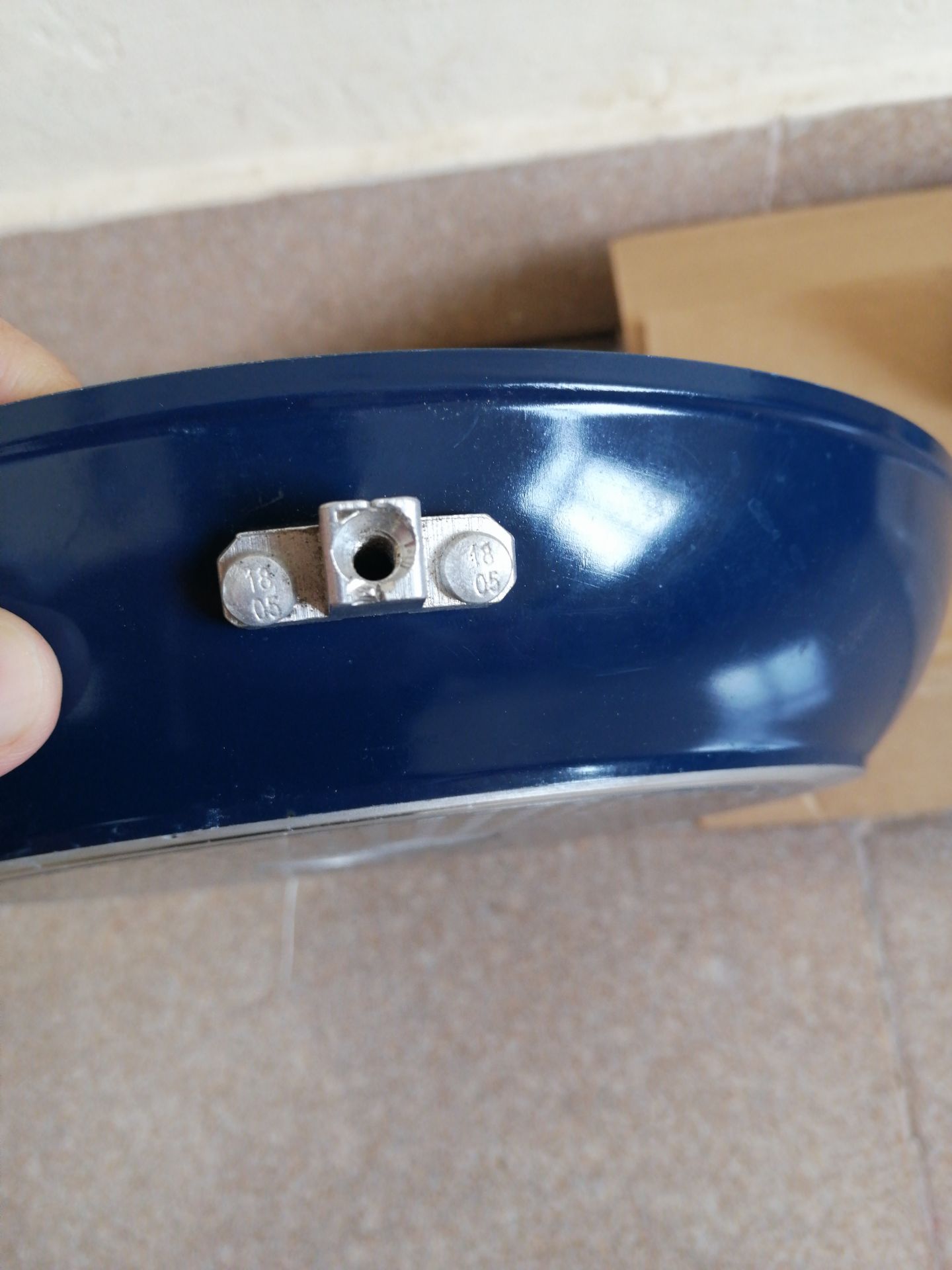 Giao hàng bị thiếu cái vít nên không gắn chảo với tay cầm được :(