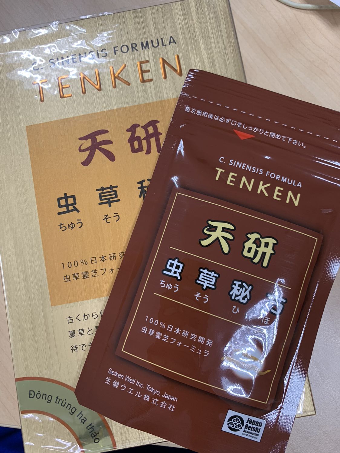 Được giới thiệu sản phẩm này từ trước dịch nhưng mình chưa dám mua cũng vì giá khá cao. Cho đến lúc người nhà mình bị COVID-19 thì mình mới tìm mua để tăng cường sức khoẻ. Lại ngay lúc có chương trình sale của tiki. Phải nói là cực kỳ hài lòng. Nhiều thuốc hơn, giá rẻ hơn. Người nhà mình uống vài ngày thì thấy sức khoẻ tốt hơn lên, ăn uống ngon miệng và có cảm giác thèm ăn. Mình rất hài lòng!