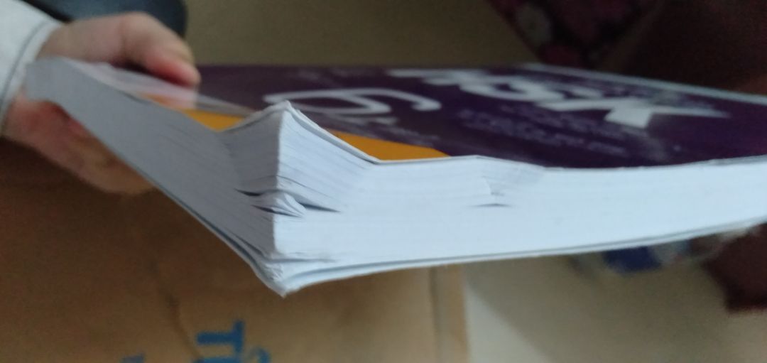 lần thứ hai mua hàng ở tiki thất vọng kinh khủng, tiki giao trễ so với ngày dự kiến một ngày đã không nói. lúc mình nhận đc hàng, cái hộp nát bét, bong ra luôn. sách bên trong cũng bị gãy, bìa sách thì cũ kỹ, trầy xước từa lưa, dịch vụ đổi trả thì k phải lúc nào cũng làm việc và khá lâu.