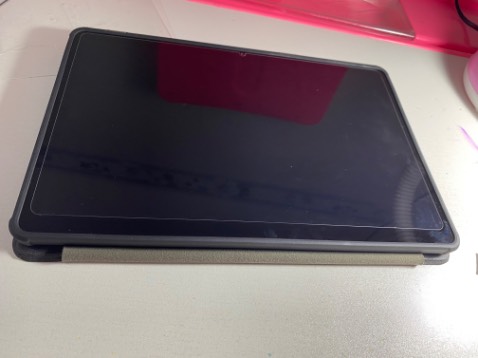 Mua 2 lần. Lần 1 OK, lần 2 giao sai sản phẩm; nhắn tin cho shop thì im ru. Miếng dán nhỏ hơn so với màn hình