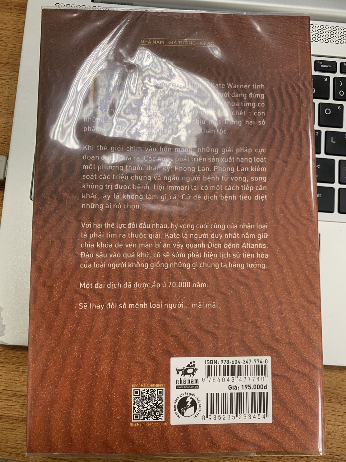 Tiki giao hàng rất nhanh, chỉ trong một ngày đã nhận được sách Sách in rất đẹp. Phần 1 nội dung khá cuốn hút nhưng chưa được logic lắm, phần hai hy vọng sẽ hay hơn. Giá của Tiki thấp hơn khá nhiều so với các đơn vị khác, sẽ tiếp tục ủng hộ tiki.
