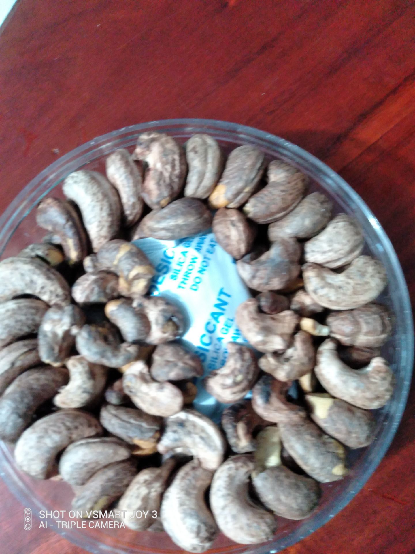 bán buôn giang manh, sẽ không bao giờ mua lại, xoay vòng vòng được vài hạt nguyên, mở ra bên trong toàn hạt vụng, mốc.