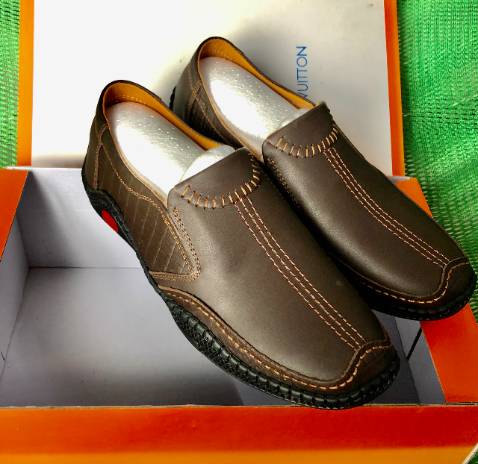 Nhận hàng cho xem xem hàng nên khá an tâm hàng rất đẹp sản phẩm da bò nên ae cứ an tâm mua thoiook cho shop 5 sao