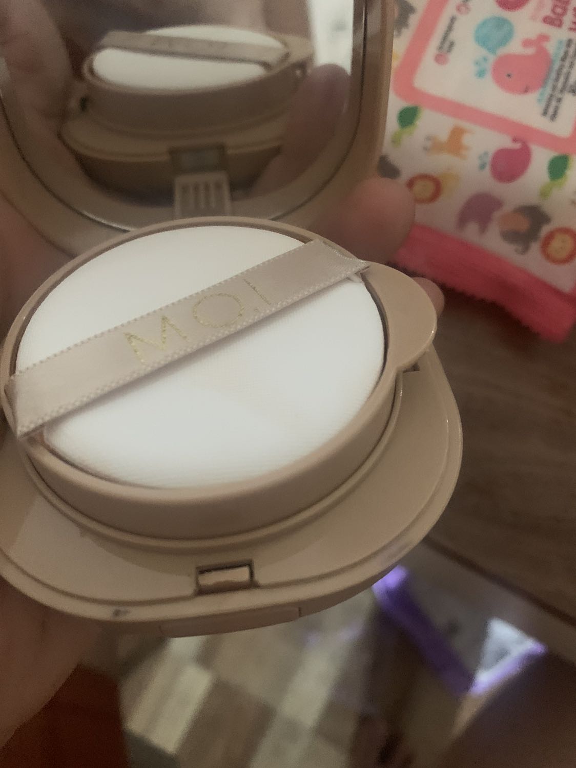 shop giao hàng siu nhanh 
nhưng bị hư cái phần chốt ở nắp thui mà thui hong seo ạ 😢❤️
phấn có mùi thơm nhẹ 😗