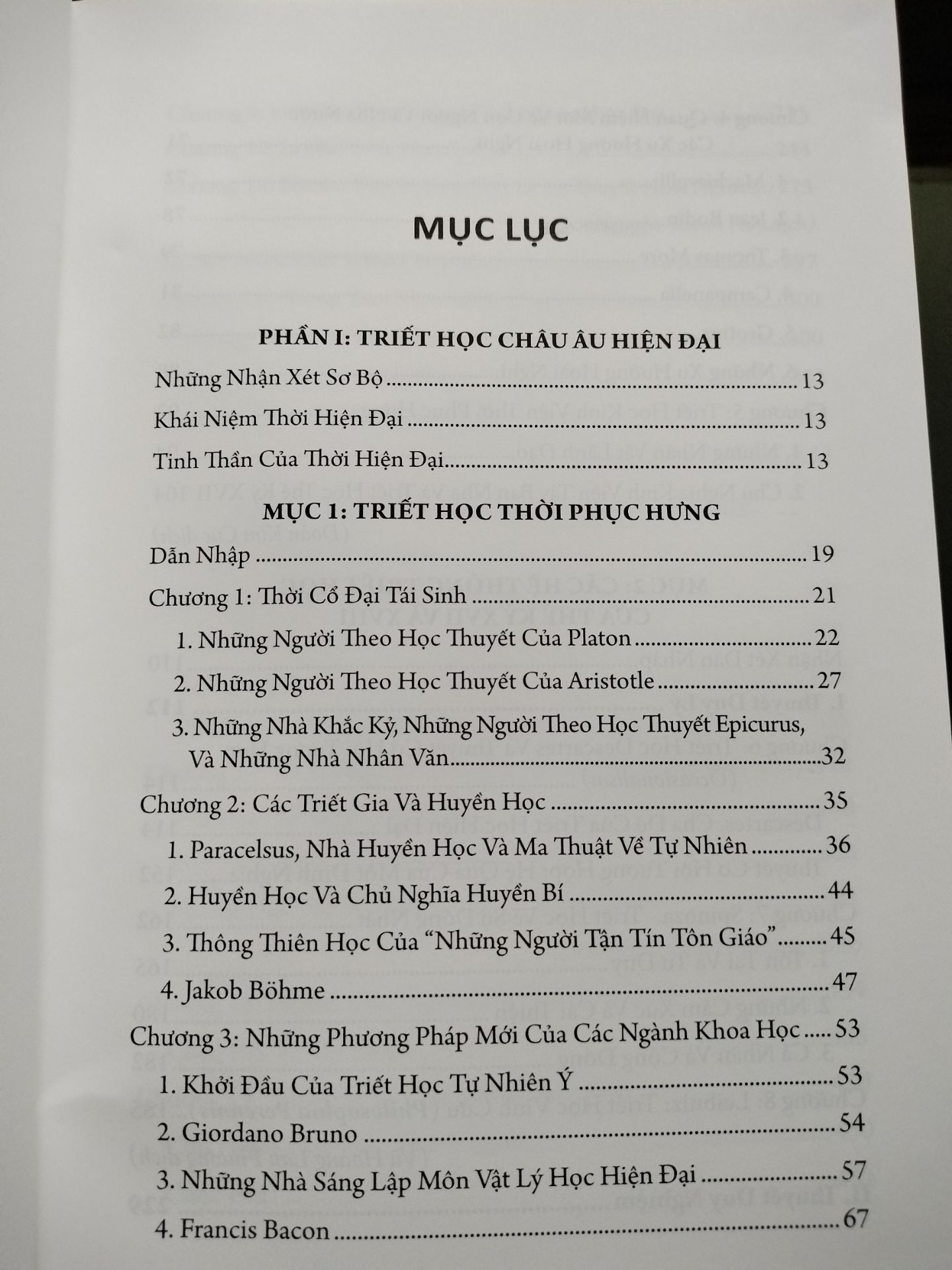 Tiki đóng gói kỹ càng, có lót bìa bảo hộ, giao nhanh. Về hai quyển phải nói là rất dày vì bao quát một vấn đề quá lớn và rộng: lịch sử triết học. Mình không phải dân chuyên nên không thể có một đáng giá chuẩn chỉnh chất lượng nội dung sách, ngoài cái tên đảm bảo (phần nào) của cụ Bùi Văn Nam Sơn. Nên chỉ có thể nói về hình thức sản phẩm và dịch vụ Tiki đã làm tốt, mình nhận được sản phẩm như ý vậy. Mình chọn mục lục tập 2 để các bạn tham khảo cách trình bày chủ đề và tiếp cận của sách.