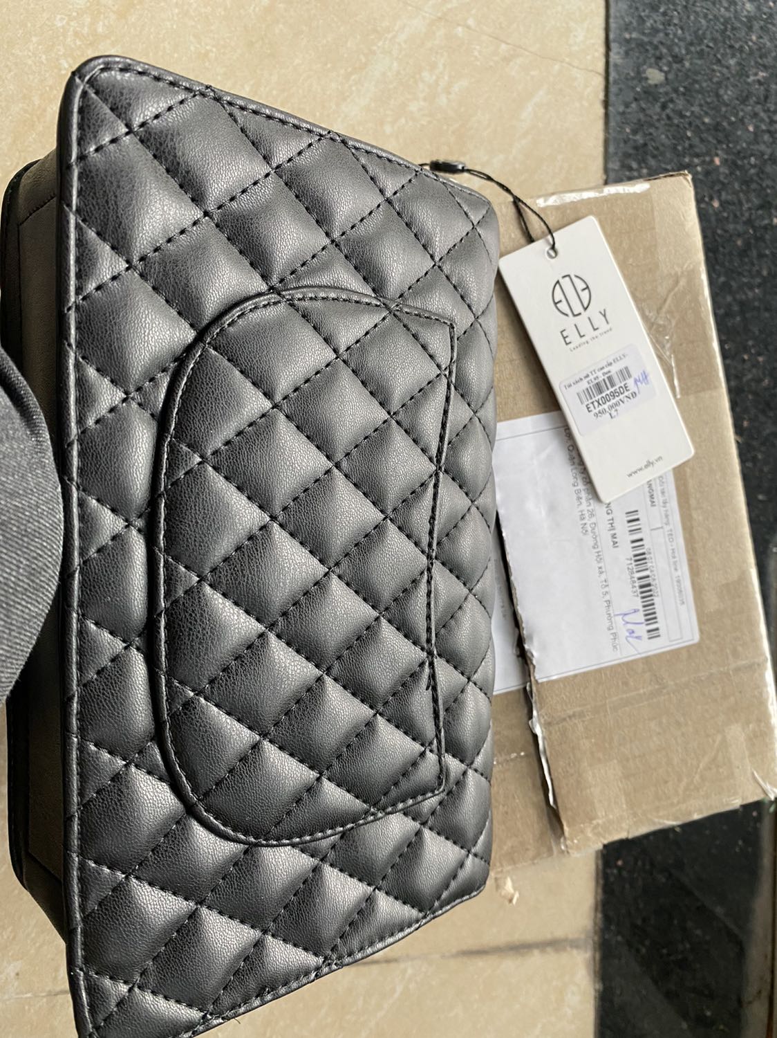 Thật sự thấy thất vọng, cảm giác như mình bị *** khi nhận sp ạ. Vì đã từng mua sp này bên *** và rất thích về chất lượng, nên mình mới muốn mua thêm 1 chiếc giống y để tặn đứa em. Nhưng khi nhận sp bên Tiki mình cản giác giống nhận hàng giả vậy, khác xa về mọi mặt với chiếc m đang dùng. Mong có sự giải thích ạ!