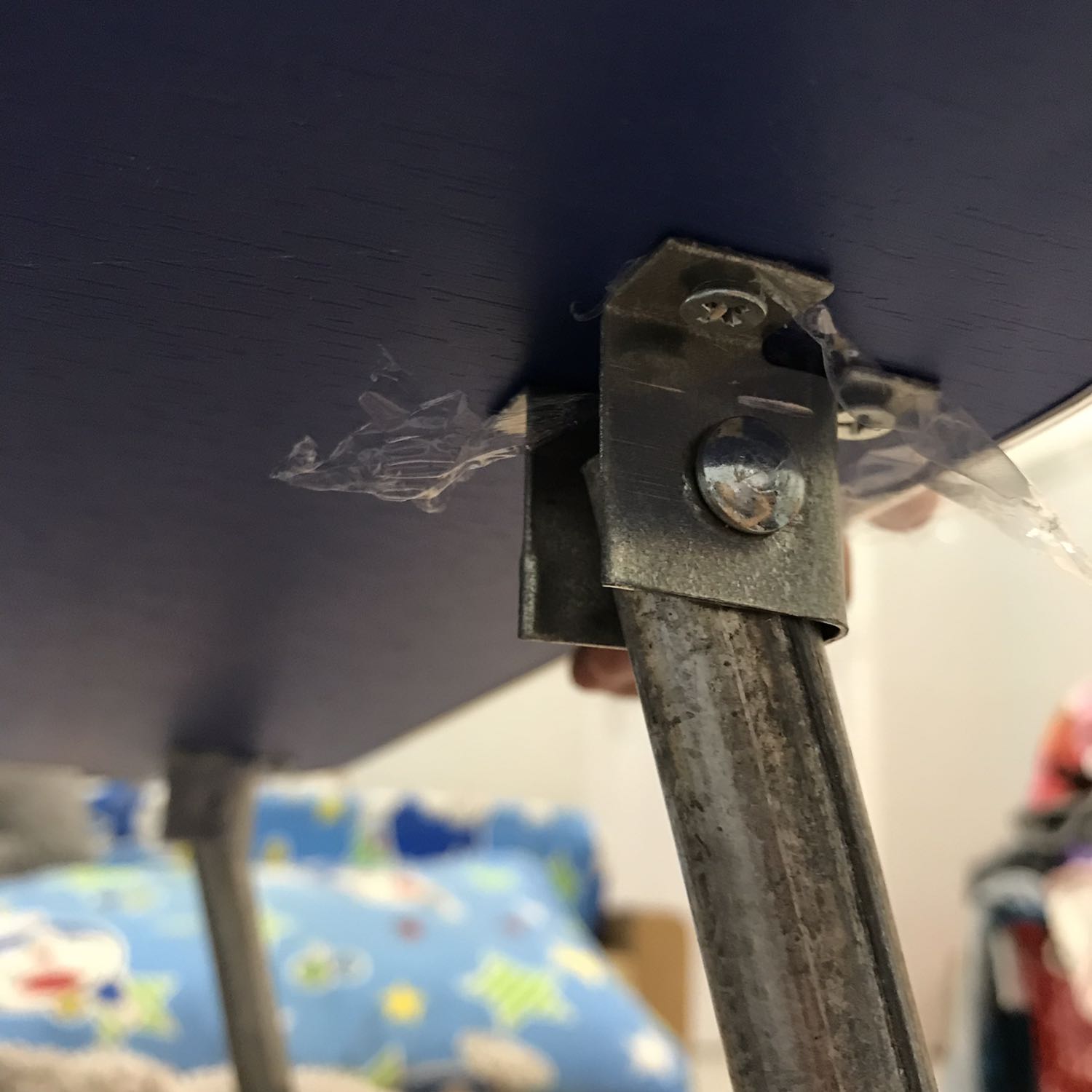 Chất lượng hoàn thiện sản phẩm quá kém!
Góc cạnh bản lề chân bàn sắc nhọn, không an toàn cho trẻ