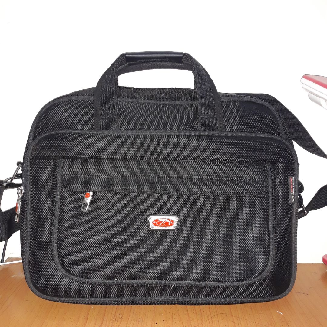 Cặp đẹp đường may chắc chắn, tuy nhiên ngăn đựng laptop hơi nhỏ so với laptop nhà mình.